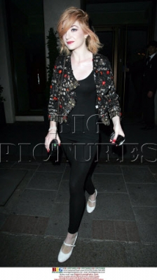 Nicola_Roberts_arriving_at_The_Crown_pub_080909_14.jpg