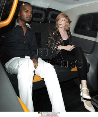Nicola_Roberts_arriving_at_The_Crown_pub_080909_16.jpg