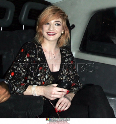 Nicola_Roberts_arriving_at_The_Crown_pub_080909_9.jpg