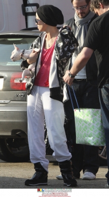 Girls_Aloud_arrive_at_a_studio_to_shoot_Untouchable_video_170309_281729.jpg