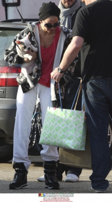 Girls_Aloud_arrive_at_a_studio_to_shoot_Untouchable_video_170309_28329.jpg