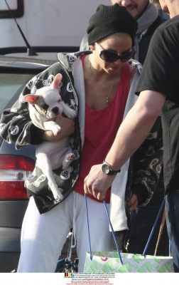 Girls_Aloud_arrive_at_a_studio_to_shoot_Untouchable_video_170309_28929.jpg