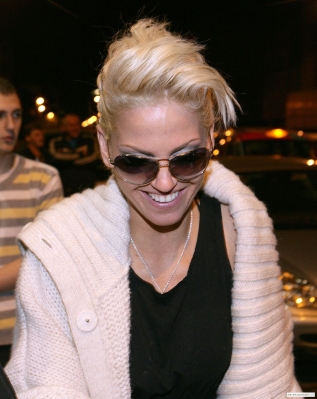 Girls_Aloud_arrive_at_their_Hotel_in_Belfast_28_04_09_12.jpg