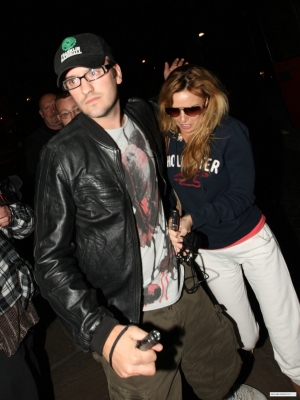 Girls_Aloud_arrive_back_at_hotel_in_Leeds_220409_11.jpg