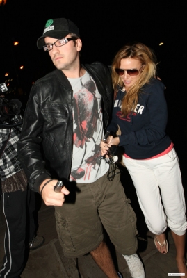 Girls_Aloud_arrive_back_at_hotel_in_Leeds_220409_12.jpg