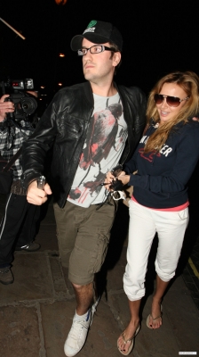 Girls_Aloud_arrive_back_at_hotel_in_Leeds_220409_13.jpg