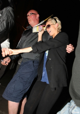 Girls_Aloud_arrive_back_at_hotel_in_Leeds_220409_19.jpg