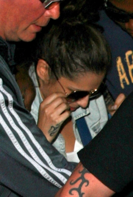 Girls_Aloud_arrive_back_at_hotel_in_Leeds_220409_3.JPG