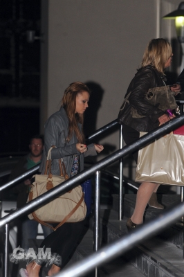 Girls_Aloud_arriving_at_their_hotel_in_Manchester_240409_10.jpg