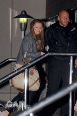 Girls_Aloud_arriving_at_their_hotel_in_Manchester_240409_12.jpg