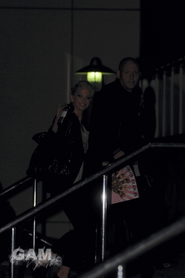 Girls_Aloud_arriving_at_their_hotel_in_Manchester_240409_3.jpg