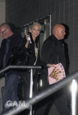 Girls_Aloud_arriving_at_their_hotel_in_Manchester_240409_5.jpg