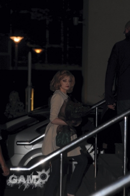Girls_Aloud_arriving_at_their_hotel_in_Manchester_240409_7.jpg