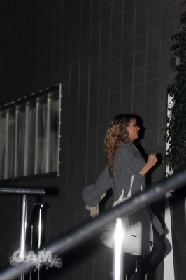Girls_Aloud_arriving_at_their_hotel_in_Manchester_240409_8.jpg