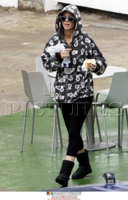 Girls_Aloud_arriving_for_rehearsals_at_a_studio_in_London_260309_23.jpg