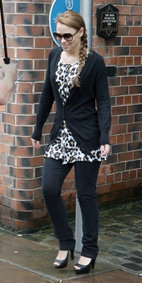 Girls_Aloud_check_out_of_their_Hotel_in_Leeds_150509_20.jpg
