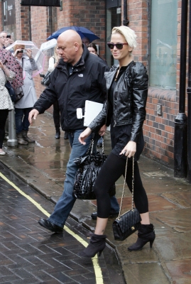 Girls_Aloud_check_out_of_their_Hotel_in_Leeds_150509_24.jpg