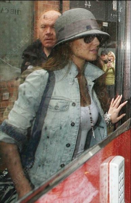 Girls_Aloud_check_out_of_their_Hotel_in_Leeds_150509_26.jpg