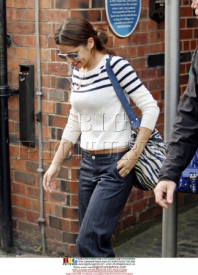 Girls_Aloud_leave_their_hotel_in_Leeds_230409_26.jpg