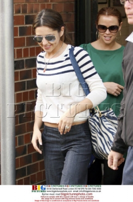 Girls_Aloud_leave_their_hotel_in_Leeds_230409_30.jpg