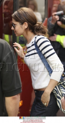 Girls_Aloud_leave_their_hotel_in_Leeds_230409_39.jpg