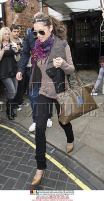 Girls_Aloud_leave_there_hotel_on_their_way_to_MEN_Arena_240409_12.jpg