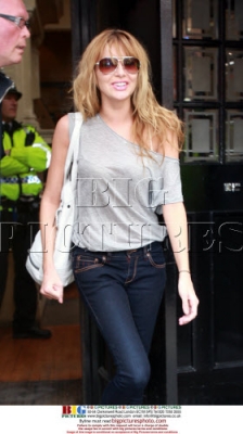 Girls_Aloud_leave_there_hotel_on_their_way_to_MEN_Arena_240409_22.jpg