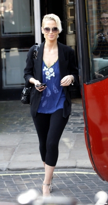 Girls_Aloud_leaving_hotel_in_Leeds_220409_17.jpg