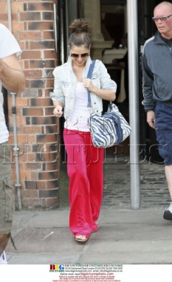 Girls_Aloud_leaving_hotel_in_Leeds_220409_18.jpg