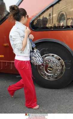 Girls_Aloud_leaving_hotel_in_Leeds_220409_22.jpg