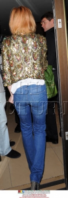 Nicola_Roberts_leaving_her_hotel_in_London_110909_16.jpg