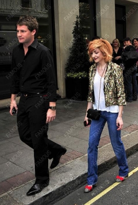 Nicola_Roberts_leaving_her_hotel_in_London_110909_18.jpg