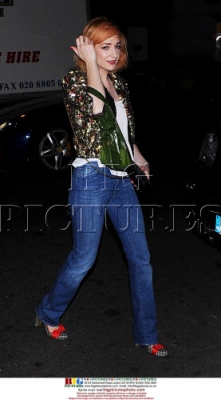 Nicola_Roberts_leaving_her_hotel_in_London_110909_4.jpg