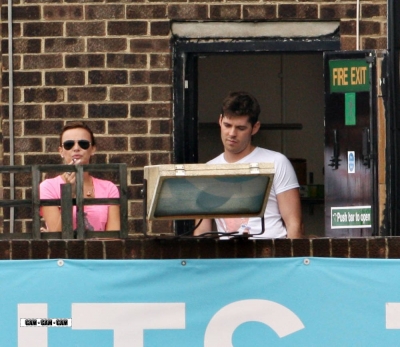 Nadine_and_Sarah_having_a_break_from_rehearsals_170909_13.jpg