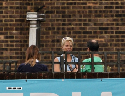 Nadine_and_Sarah_having_a_break_from_rehearsals_170909_15.jpg