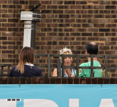 Nadine_and_Sarah_having_a_break_from_rehearsals_170909_17.jpg