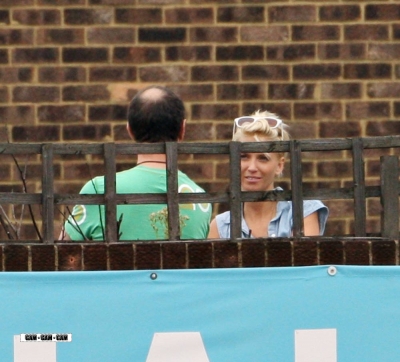 Nadine_and_Sarah_having_a_break_from_rehearsals_170909_6.jpg