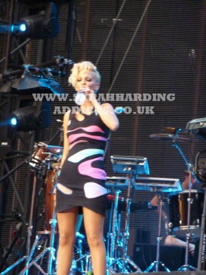 Girls_Aloud_-_Wembley_Stadium_18-19_09_09_2812629.jpg