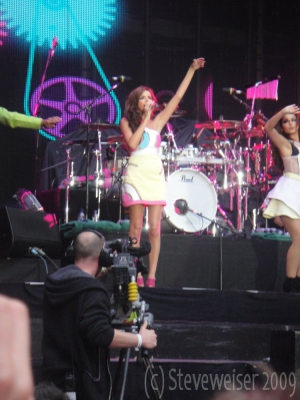 Girls_Aloud_-_Wembley_Stadium_18-19_09_09_2819229.jpg