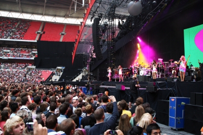 Girls_Aloud_perform_at_Wembley_Stadium_180909_12.jpg
