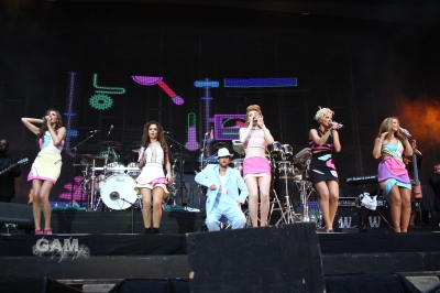 Girls_Aloud_perform_at_Wembley_Stadium_180909_13.jpg