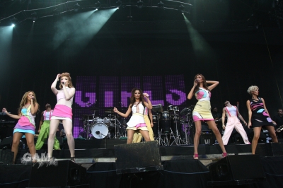Girls_Aloud_perform_at_Wembley_Stadium_180909_25.jpg