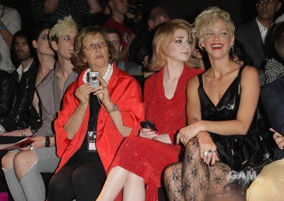 Nicola_and_Sarah_at_the_Vivienne_Westwood_Red_Label_Fashion_Show_200909_11.jpg