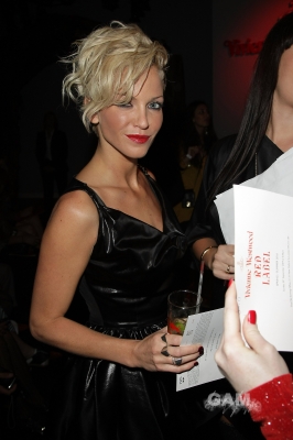 Nicola_and_Sarah_at_the_Vivienne_Westwood_Red_Label_Fashion_Show_200909_36.jpg