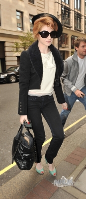 Nicola_Roberts_and_Charlie_entering_the_Mayfair_Hotel_190909_2.jpg