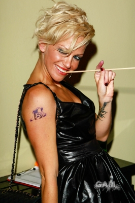 Sarah_and_Nicola_attend_the_Mulberry_party_during_LFW_200909_11.jpg