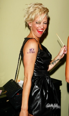 Sarah_and_Nicola_attend_the_Mulberry_party_during_LFW_200909_15.jpg