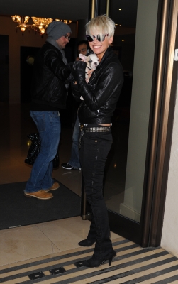 Sarah_and_Kimberley_seen_going_into_a_London_Hotel_130209_281029.jpg