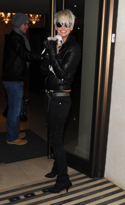 Sarah_and_Kimberley_seen_going_into_a_London_Hotel_130209_281129.jpg
