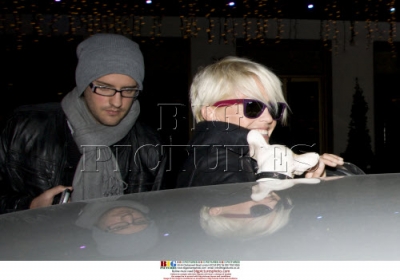 Sarah_and_Kimberley_seen_going_into_a_London_Hotel_130209_286329.jpg